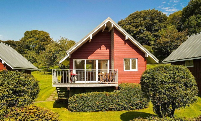 Fivelanes House | Stunning private villa for 4 guests with WIFI, hot tub, TV, patio and parking