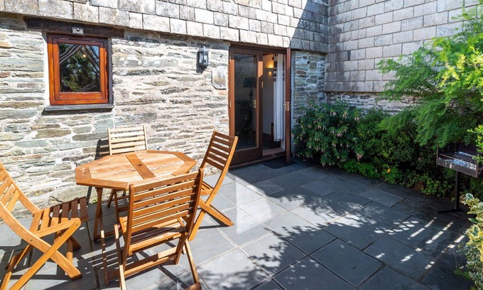 Fivelanes House | Stunning private villa for 2 people with hot tub, WIFI, TV, patio and pets allowed