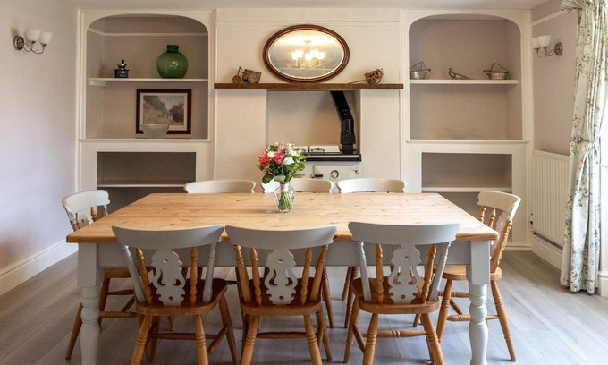 Fivelanes House | Stunning private villa for 9 people with hot tub, WIFI, TV, patio and pets allowed