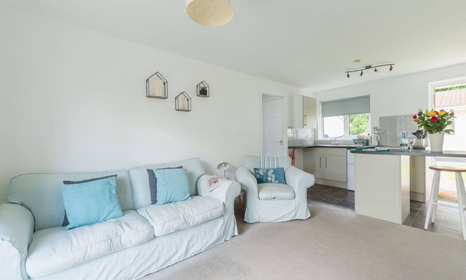 Liskeard House | Stunning private villa for 4 guests with WIFI, TV and patio