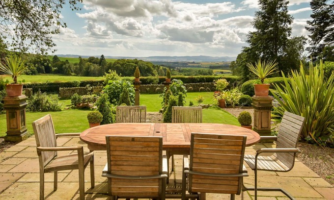 Kirriemuir Villa | Stunning private villa for 10 people with WIFI, patio and panoramic view