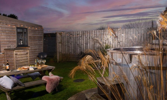 Helford Passage House | Stunning private villa for 4 people with WIFI, hot tub, TV, pets allowed and panoramic view