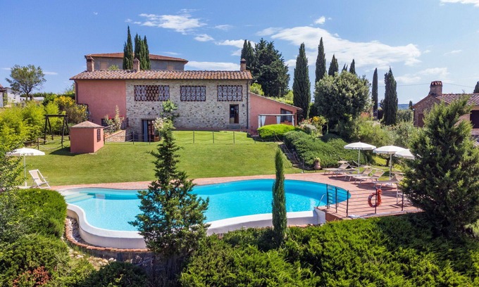 Certaldo House | Stunning private villa with WIFI, private pool, TV, terrace and pets allowed, close to San Gimig.