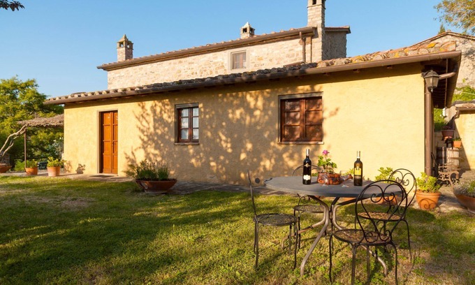 Cortona Villa | Stunning private villa for 9 guests with WIFI, private pool, TV, veranda and pets allowed