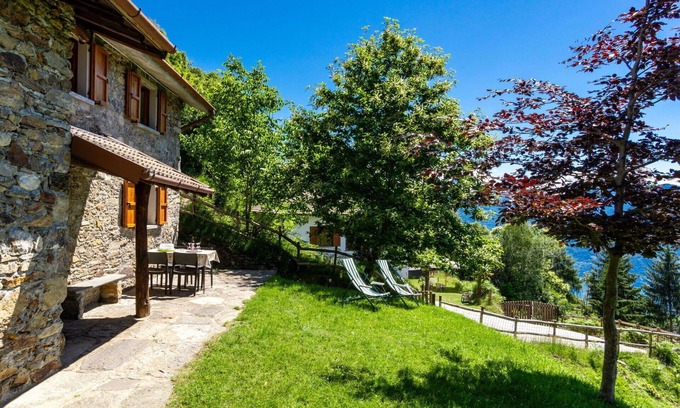 Plesio House | Stunning private villa for 6 people with WIFI, terrace and pets allowed