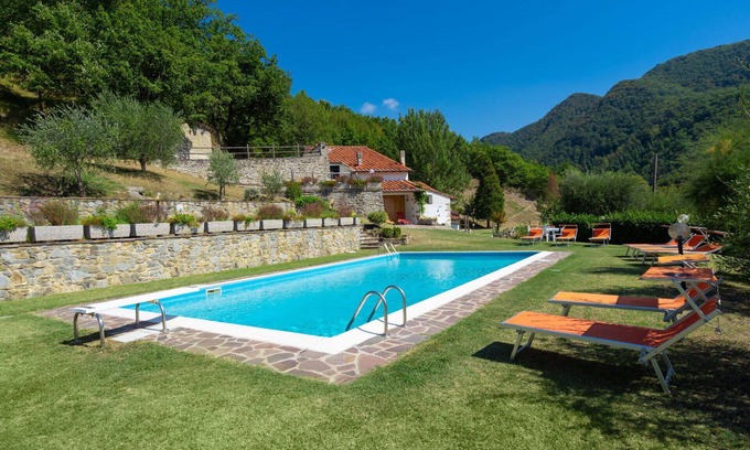 Vicchio House | Stunning private villa for 10 people with private pool, WIFI, TV, patio and pets allowed