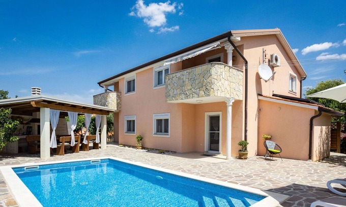 Kaldanija House | Stunning private villa with WIFI, private pool, A/C, TV, patio, pets allowed and parking