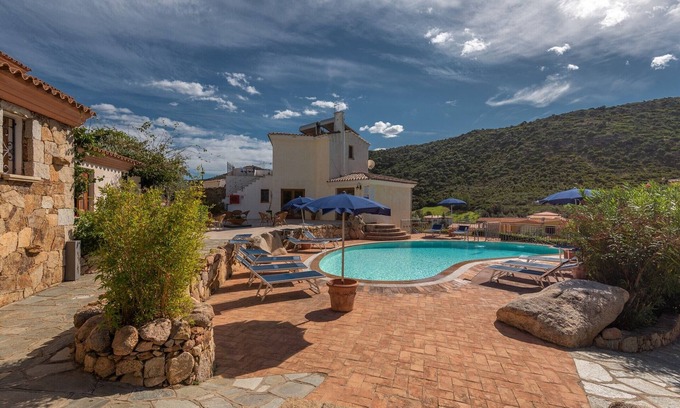 Tanaunella Apartment | Stunning Residence Bouganvillage Studio sleeps 2 plus child bed