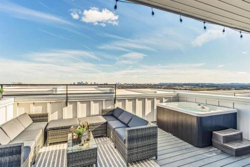 Nashville House | Stunning Rooftop Views of Nashville with Hot tub