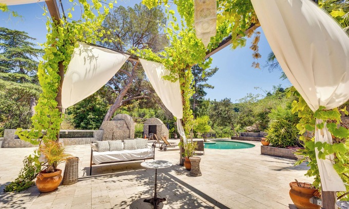 Sherman Oaks Villa | Stunning Sherman Oaks Villa: On-Site Walking Paths