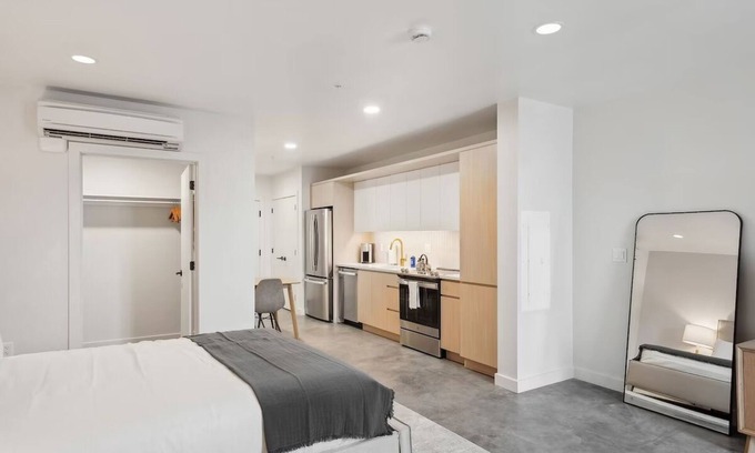 Rio Grande Hotel | Stunning Studio w/Modern Amenities Near Famous Landmarks | Pet Friendly