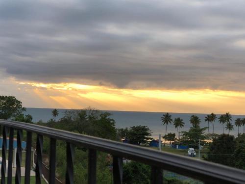 La Mela Villa | Stunning Sunset View, Walking distance to private beach