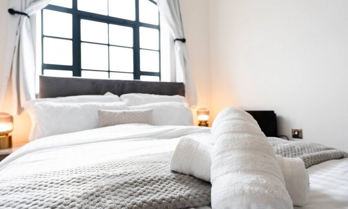 Birmingham City Centre House | Stunning Townhouse + Pool Table