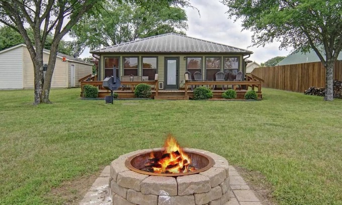 Alba House | Stunning views at Lake Fork, Texas, with a fire pit and pool table!