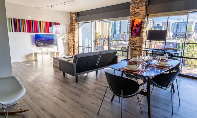 Roosevelt Condo | Stunning views | High rise w/Balcony & Pool