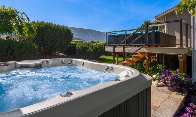 Manson House | Stunning views, private hot tub, walk everywhere