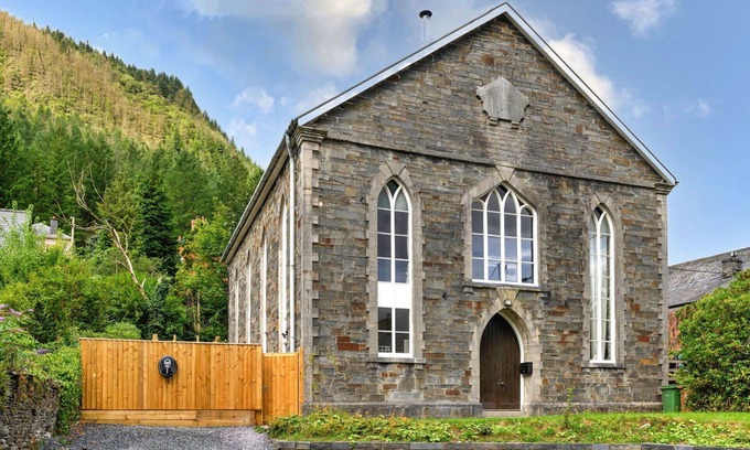 Dinas Mawddwy House | Stunning villa for 12 people with hot tub, WIFI, TV and pets allowed