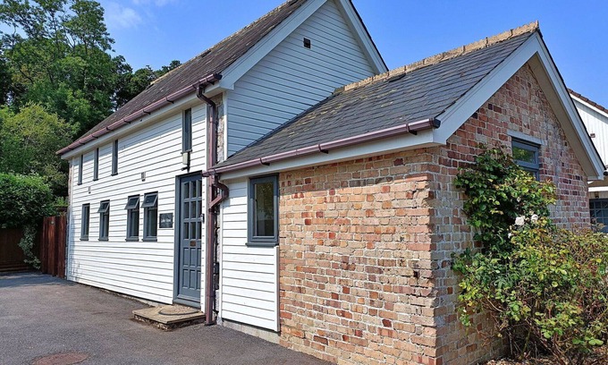 Liverton House | Stunning villa for 6 people with pool, hot tub, WIFI