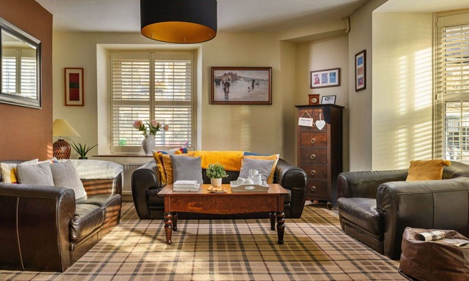 Tremadog House | Stunning villa for 10 guests with WIFI, TV and pets allowed