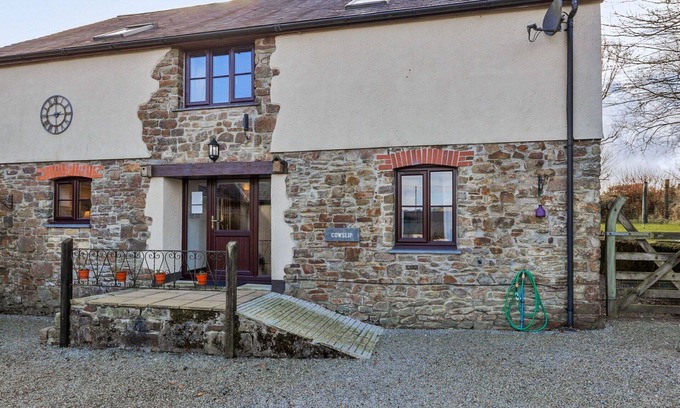 Holsworthy House | Stunning villa for 10 guests with WIFI, terrace and pets allowed