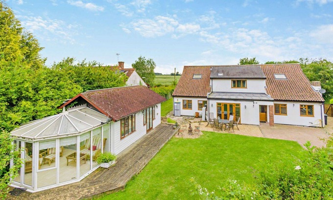 Horseheath House | Stunning villa for 12 guests with WIFI and pets allowed