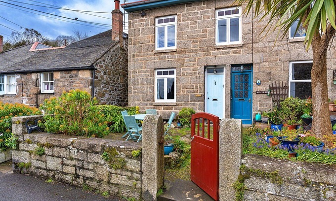 Mousehole House | Stunning villa for 3 people with WIFI and TV