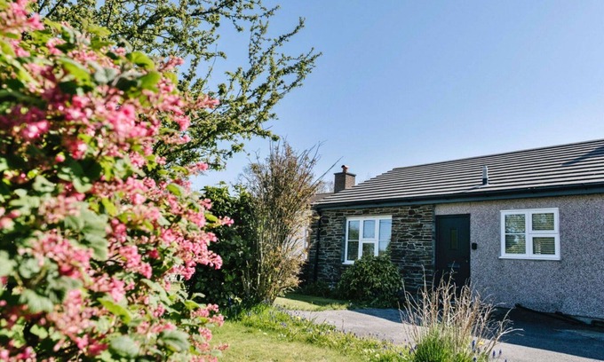 Lewannick House | Stunning villa for 4 guests with WIFI