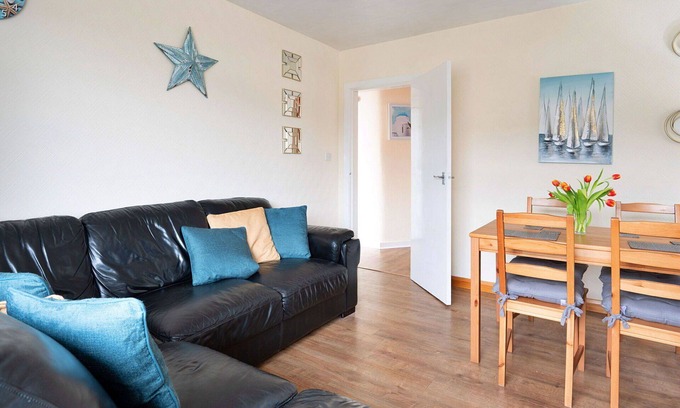 Kinmel Bay House | Stunning villa for 4 guests with WIFI and pets allowed