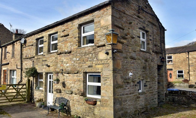 Hawes House | Stunning villa for 4 guests with WIFI, pets allowed and parking