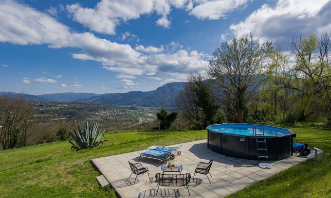Mologno House | Stunning villa for 4 guests with WIFI, private pool, TV, patio, pets allowed and parking