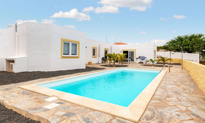 Parque Holandes House | Stunning villa for 6 guests with WIFI, private pool, TV and terrace