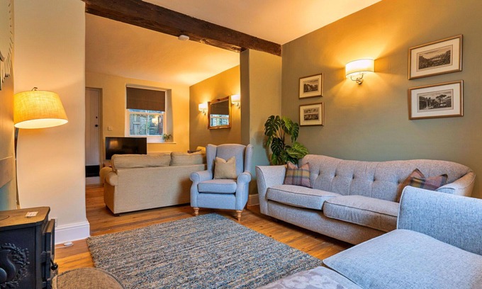 Tideswell House | Stunning villa for 8 guests with WIFI, TV and pets allowed