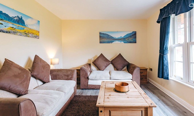 Eaton Mascott House | Stunning villa for 4 people with WIFI, TV and pets allowed