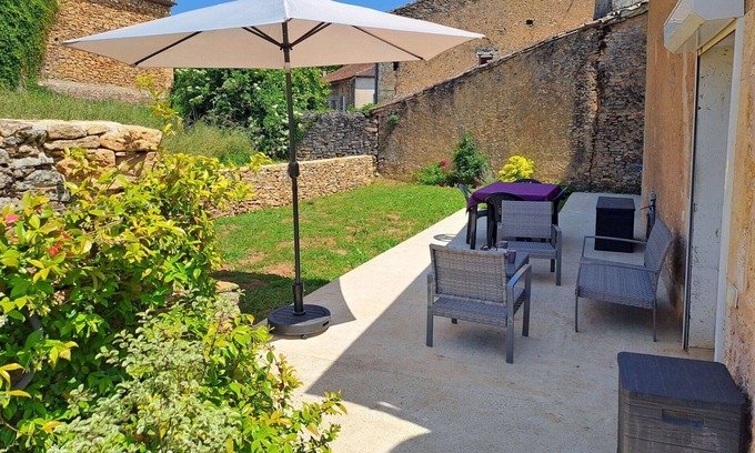 Lacapelle-Biron Villa | Stunning villa for 4 guests with WIFI, A/C, TV and patio