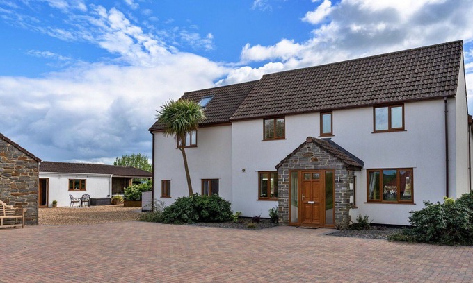 Lympsham House | Stunning villa for 12 guests with WIFI, hot tub, terrace and pets allowed