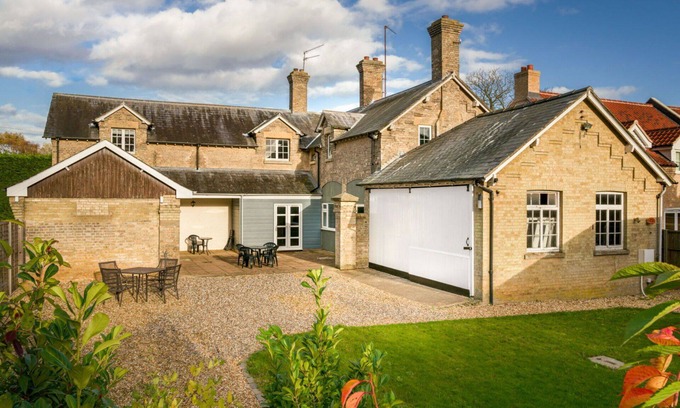 Tilney Fen End House | Stunning villa for 11 people with WIFI and TV