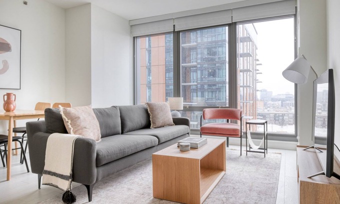 West Loop Apartment | Stunning West Loop 2BR w/Gym & Coworking, nr UIC, by Blueground