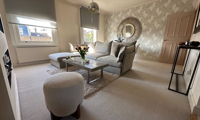 Parsons Green and Walham Apartment | Stylish 1-Bed Flat Near Fulham Broadway Station