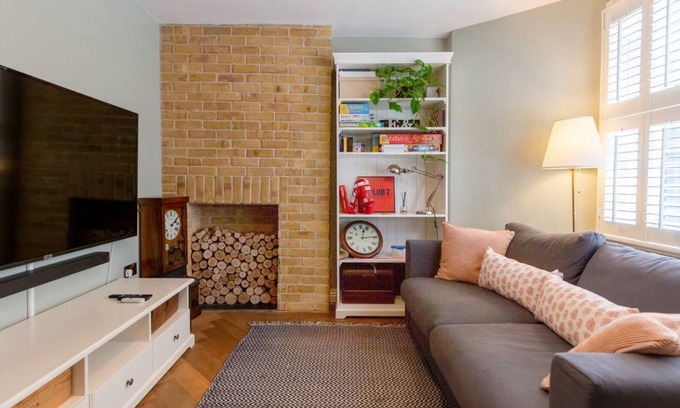 Fulham Broadway Apartment | Stylish 1 Bedroom Flat in Fulham with Patio