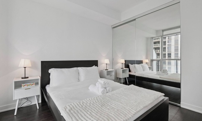 Bay Cloverhill Apartment | Stylish 1bed1bath Condo | Parking|Pool|Gym