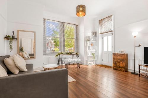 Croham Apartment | Stylish 1BR Flat-Terrace-Free Parking-Rail Station