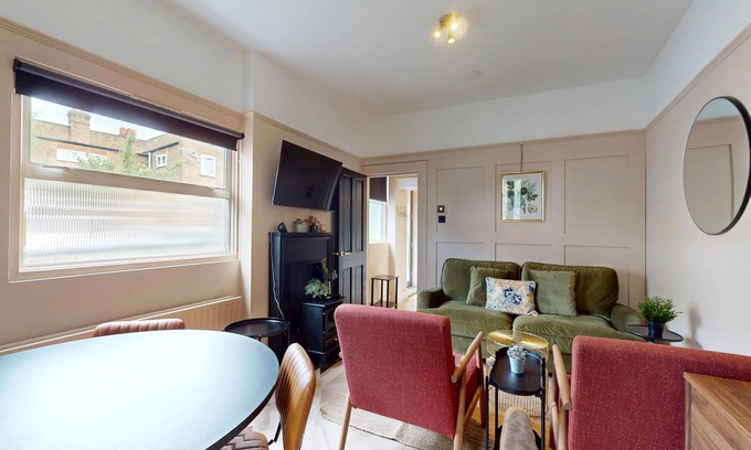 Northfield House | Stylish 2-Bed Cottage w/Courtyard Garden Near South Ealing Tube Station