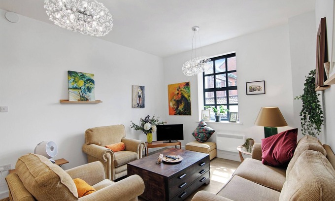 Norwich House | Stylish 2-bed flat in central Norwich with original artwork by a local artist. Bright, spacious, and fully equipped with two bathrooms.