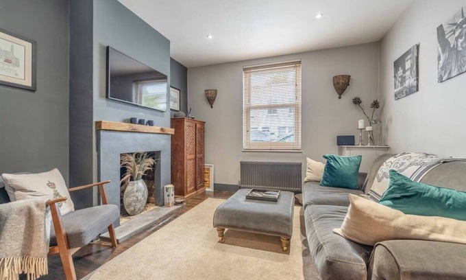 Windsor House | Stylish 2-Bed House With Office And Private Garden