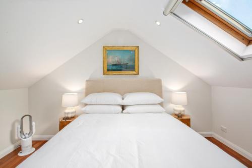 Redfern House | Stylish 2-Bed House with Private Courtyard