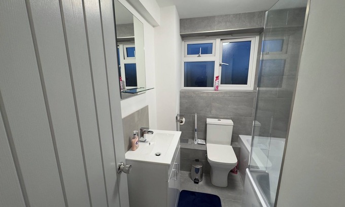 Forest Hill Apartment | Stylish 2-Bed Maisonette in Forest Hill | Balcony & Workspace