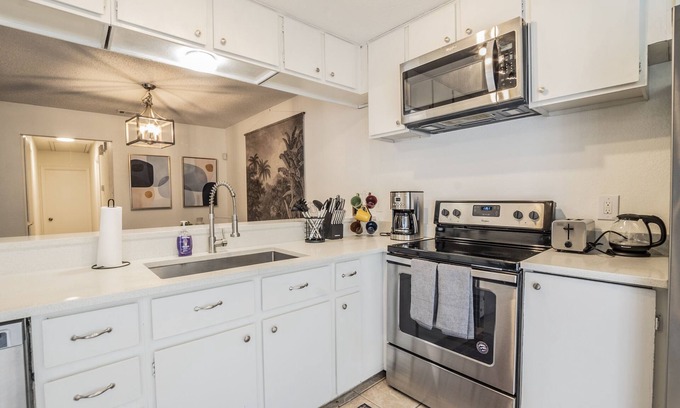 Parker Lane House | Stylish 2 Bed Townhome with Pool & Tennis Court