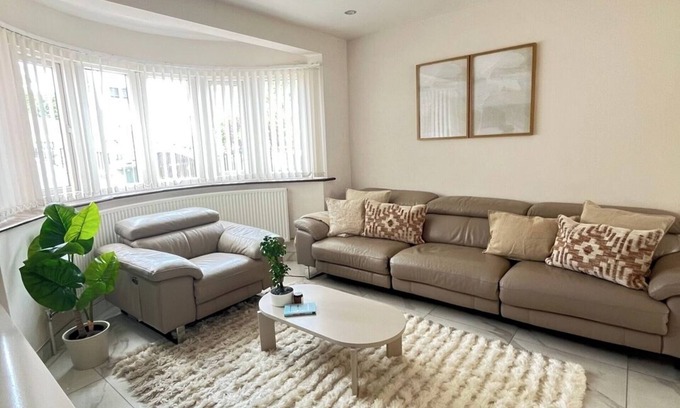 Sudbury House | Stylish 2 Bedroom House Wembley