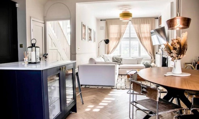 City of Westminster House | Stylish 2 Bedroom, 2 Bathroom Terraced Townhouse & Garden