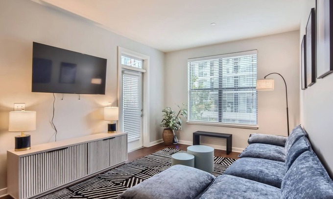 The Gulch Apartment | Stylish 2-bedroom in the Gulch - Walk to Nashville's hot spots!